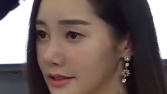 车模小姐姐清纯可爱，白色裙子增添迷人风采
