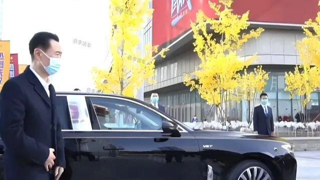 王健林的红旗H9，配上京A数字车牌，气场不输迈巴赫57S