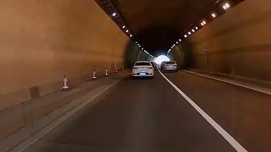 在隧道行驶时需要注意的事，老司机教你隧道安全行车，新手快看