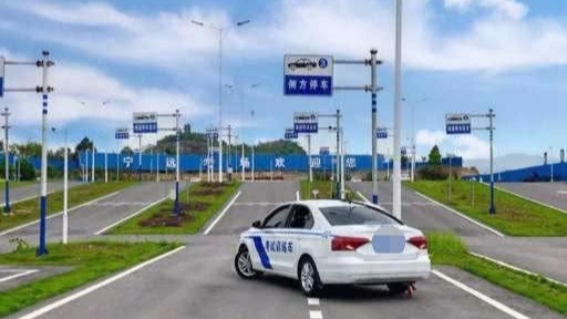 广东小伙儿55秒完成科目二考试 考官：喝了？