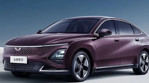 预算10万左右 高品质插混中级车 五菱星光和荣威D7怎么选？