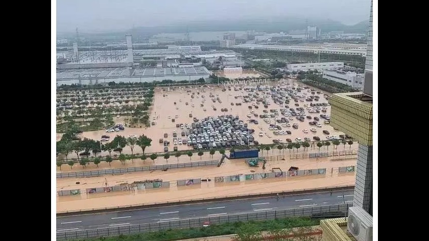暴雨浇哭车行老板：都是新车，还没上牌呢！