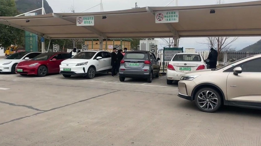 美国充电充出命案 国内每逢长假电动车主吵架、排队、喷插混
