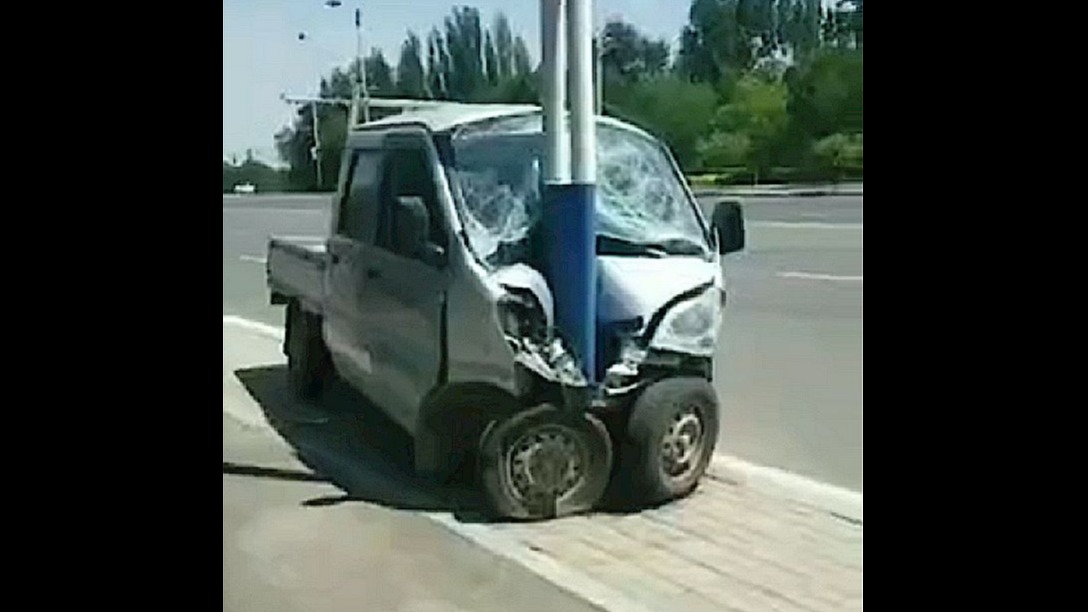汽车撞上街边路灯，撞出一个“内八”车轮，路人看后笑哭
