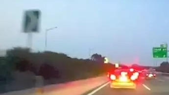 高速上前车突然急刹车咋办？这才是正确做法，学会了可以救命