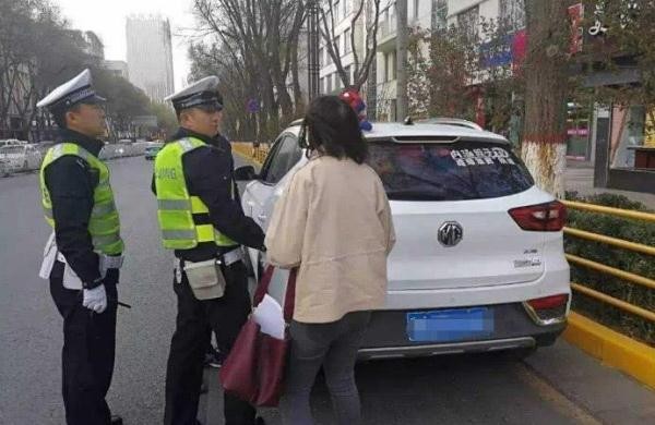  交警查车时，为什么要摸一下车尾？本以为只是习惯，原来作用很大