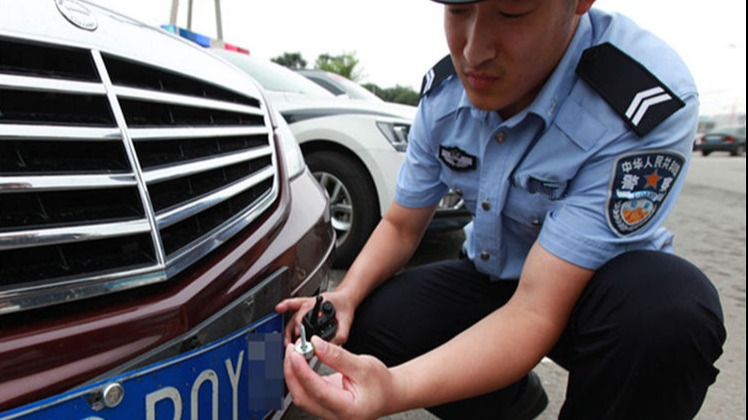 车牌不足4枚螺丝扣12分！车主：车管所只给了2枚，我能咋办？