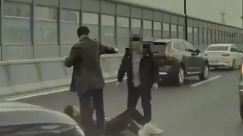 拦住宾利车主行凶的大哥已找到！身份大家都猜错了