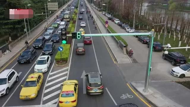 新型红绿灯正式启用，车主：2分钟扣了12分，有意思吗？