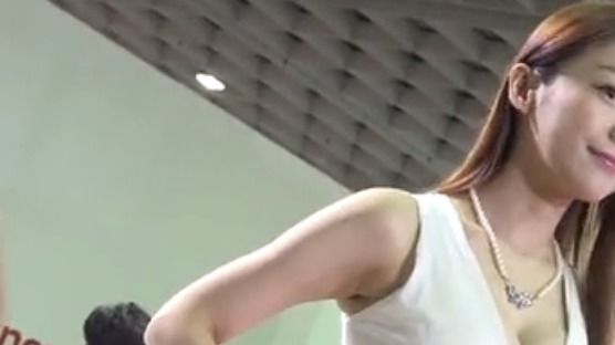 清纯可人,超级养眼，劲爆白衣美女车模秀