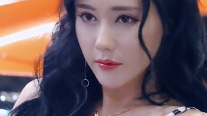 车展性感美女，网友：车模界范冰冰！