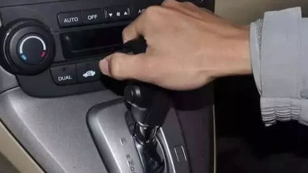 自动挡停车，先挂P档还是拉手刹？