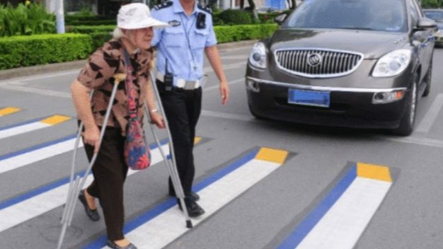 “停车让行”被叫停？专家建议获老百姓认同，车主：早该如此