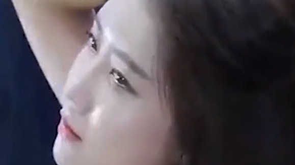 不愧是第一美女车模，侧脸撩头杀，令人怦然心动！