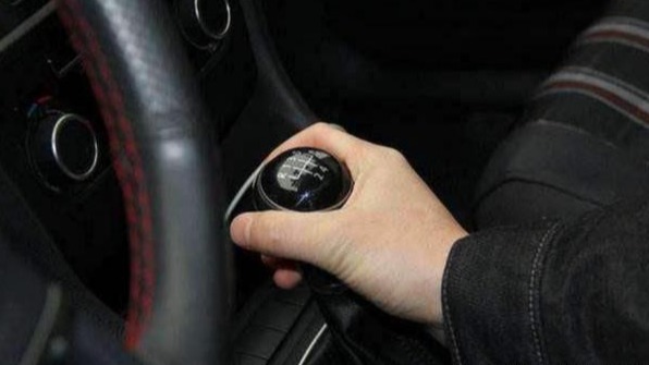 你真会开自动挡吗？很可能从起步就错了，这才是正确的起步方式