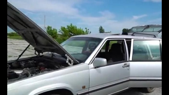 俄罗斯大爷脑洞大开，轿车改成敞篷车，一上路就吸引大批粉丝