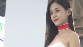  可爱的车模小姐姐 