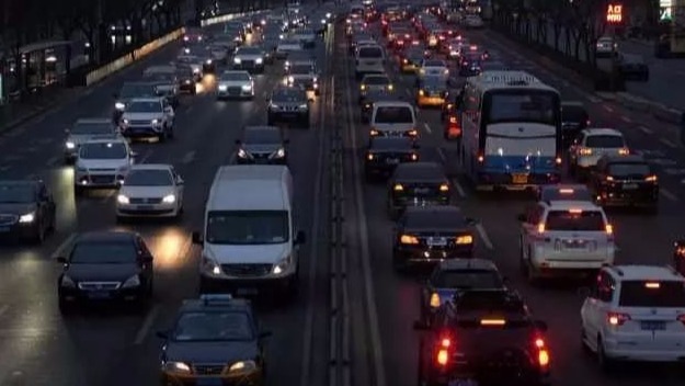 开手动挡上坡时堵车了咋办？跟车有诀窍，老司机告诉你