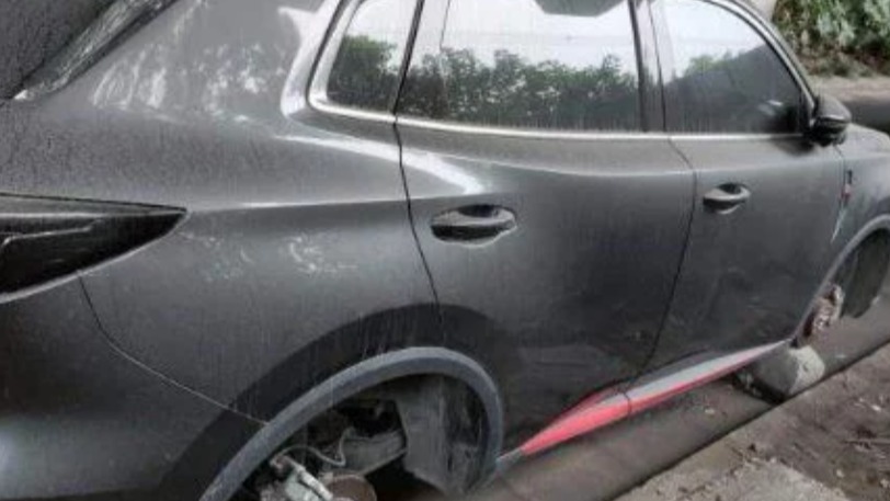 车子在钱塘江边停了一晚，第二天主人傻眼：4个轮胎哪去了？