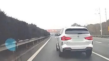 高速出口哪条车道更安全？看了这个视频深有感触，你会选择哪条呢