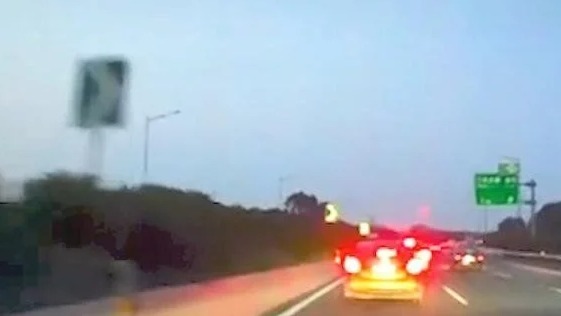 高速上前车突然急刹车咋办？这才是正确做法，学会了可以救命