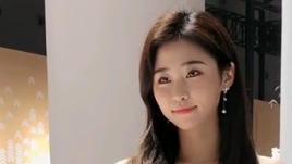 小姐姐首次当车模，有些害羞