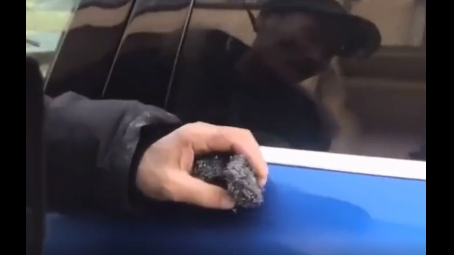 你大爷还是你大爷 嫌车脏就算了 洗车方式更硬核