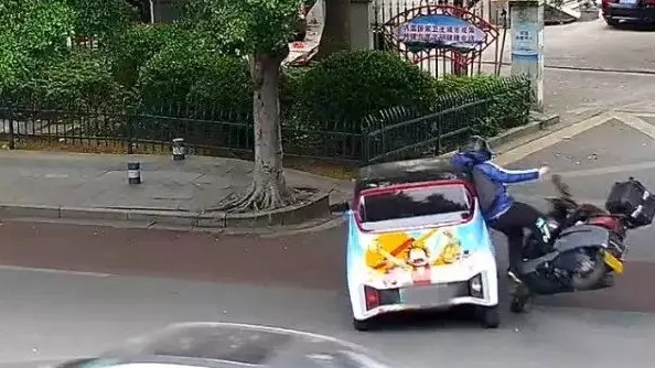 右转遇上直行，撞了！司机下车查看时，车辆“偷跑”了两次