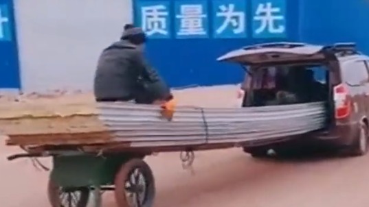  估计只有五菱宏光敢这么操作了，后面的大哥坐的真放心！