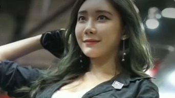  韩国女车模白加黑  