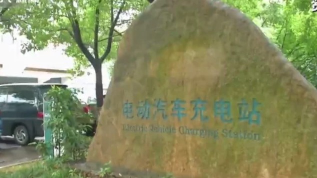 好险！电动汽车充电时突发断电，车主深夜被困热得满头汗……