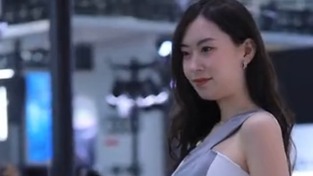  性感的车模小姐姐   