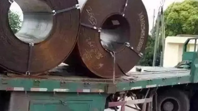 货车司机告诫的“穷死不拉卷”，到底有多危险？看完真是心情复杂