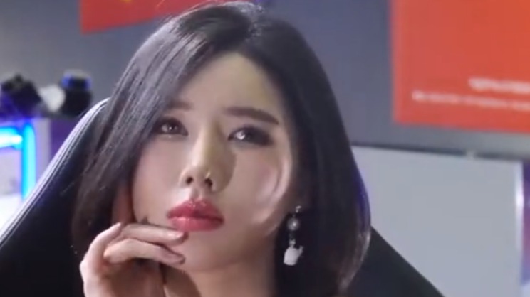车模小姐姐热情奔放！引人注目