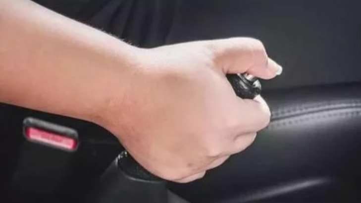 汽车行驶时，油门突然卡死怎么办?