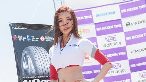 90后美女车模热裤露小蛮腰