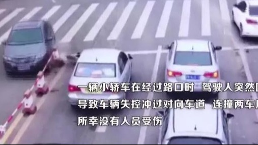 撞完隔离墩再撞两车 司机：我睡着了 | 覆车之戒