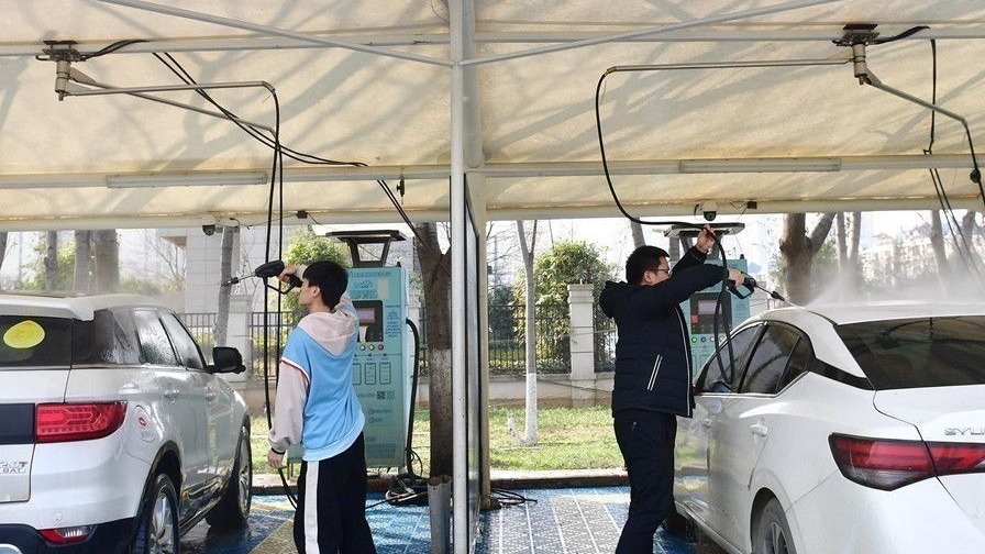天气晴暖洗车忙，自己动手干净又便宜
