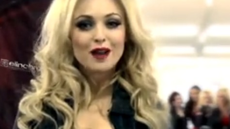 英超宝贝变身性感车模 众美女大秀惹火酥胸