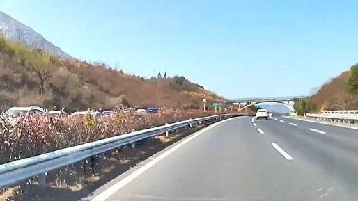高速上跑到100算龟速吗？为何还有司机滴滴我，喵哥告诉你原因