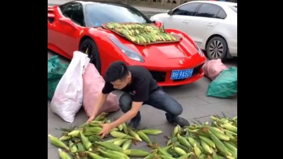  开跑车卖玉米，体验生活？