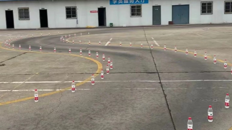 教练用饮料摆“梅花桩阵”给学员练胆：撞倒就喝