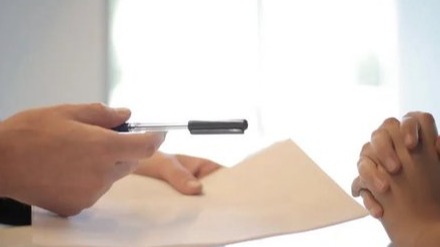 解约应届生、员工降薪，锂电龙头中创新航“刹车”