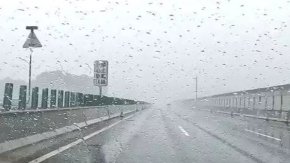 汽车自动大灯这个bug，喵哥到今天才发现，雨雾天太容易出车祸