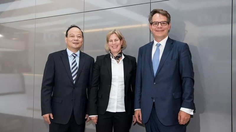 宁德时代与戴姆勒卡客车签订电动卡车电池全球采购协议