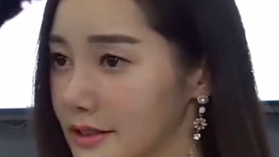 车模小姐姐清纯可爱，白色裙子增添迷人风采