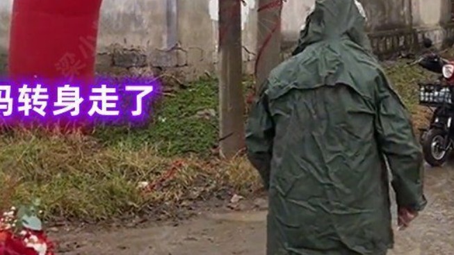 大妈骑电动车拦婚车，被伴郎几句话忽悠离开：又省了200块