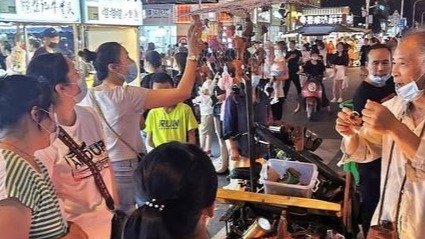 穷人生机变富人娱乐 地摊经济成豪车聚会