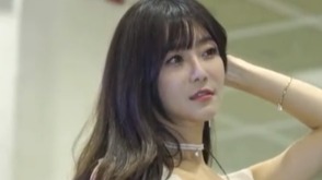 韩国车模小美女，白嫩的肌肤和白色衣服简直是要发光！