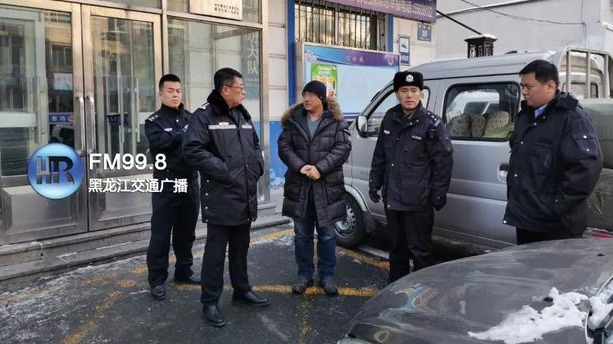 在哈尔滨疯狂逃跑，把人拖拽10多米，人抓着了